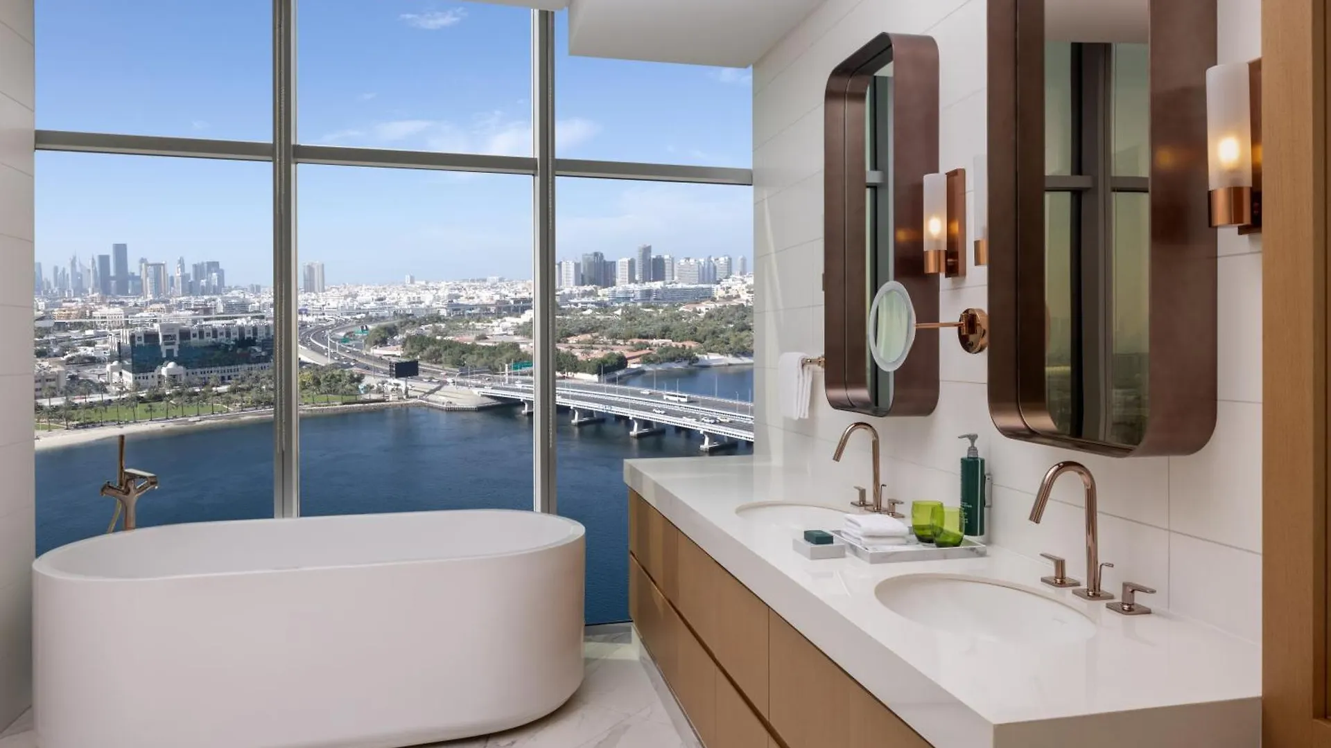 Hilton Dubai Creek Hotel & Residences